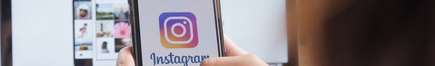 Instagram på smarttelefon og bærbar PC.